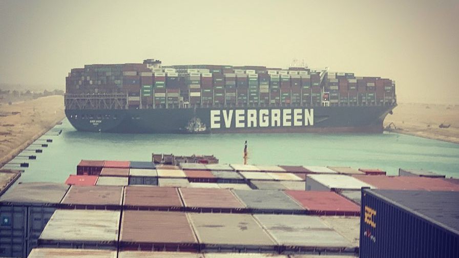 Video: Obří loď zablokovala Suezský průplav